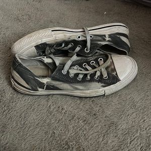 Women’s Gray abstract pattern low top converse